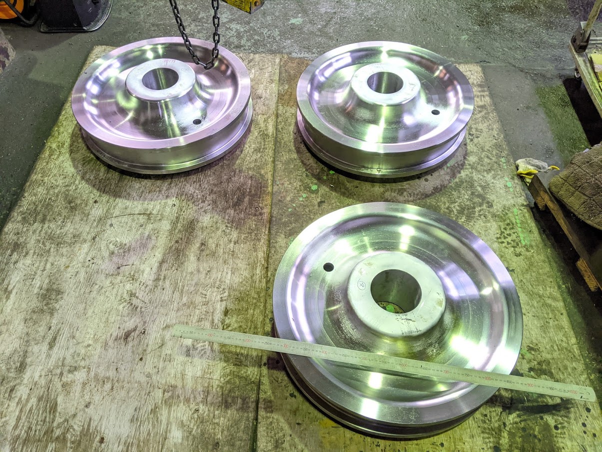 天井クレーンの車輪（SSW）の内径にキー溝加工実施。