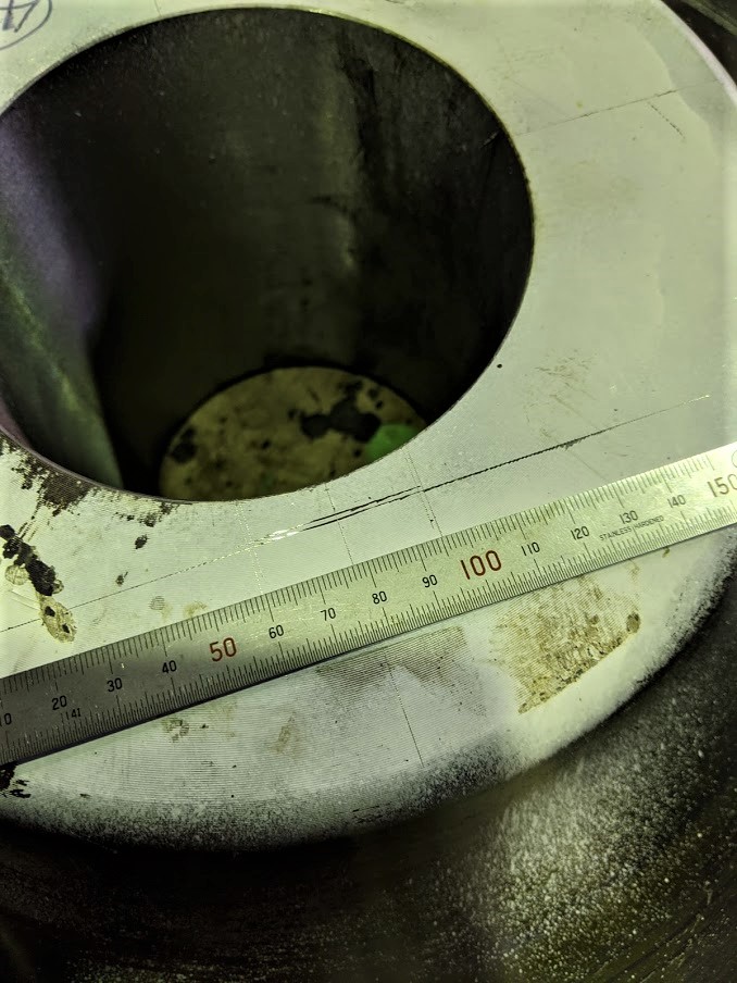 スロッターでのキー溝加工はケガキ線を頼りに加工します。