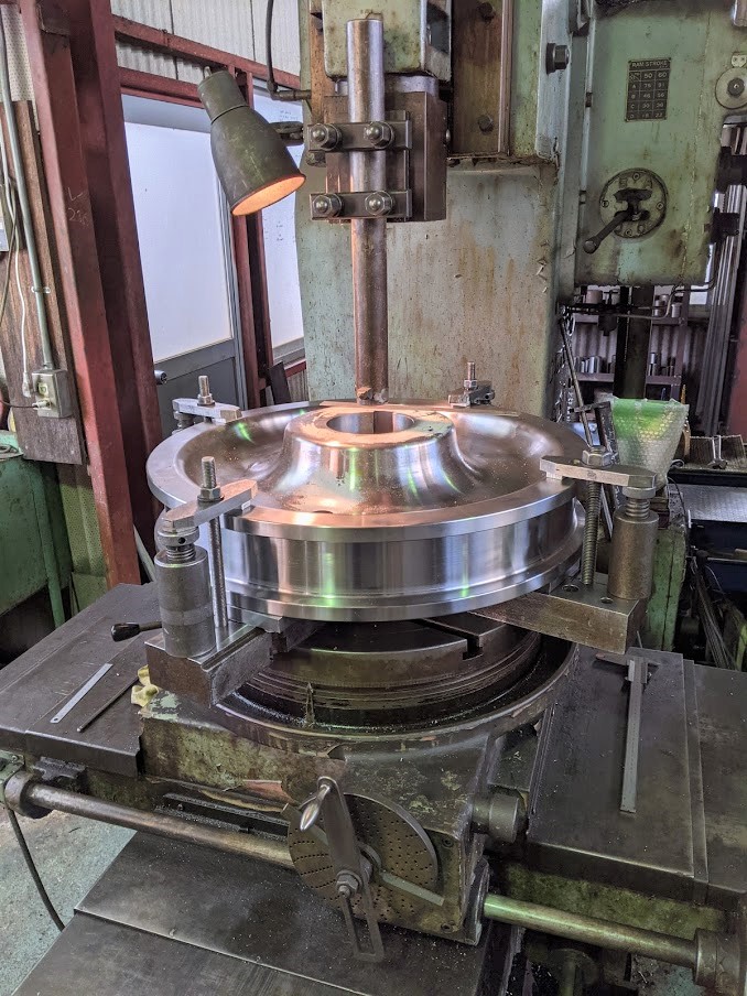 大き過ぎる車輪を工夫してスロッターに段取り。