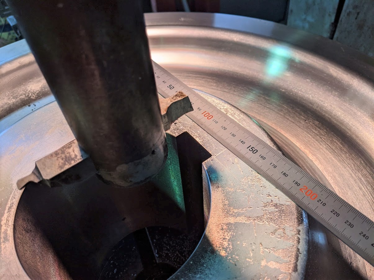 スロッターでのキー溝加工は、通り出し、高さ調整、バイトの角度調整などを慎重に行う必要があります。