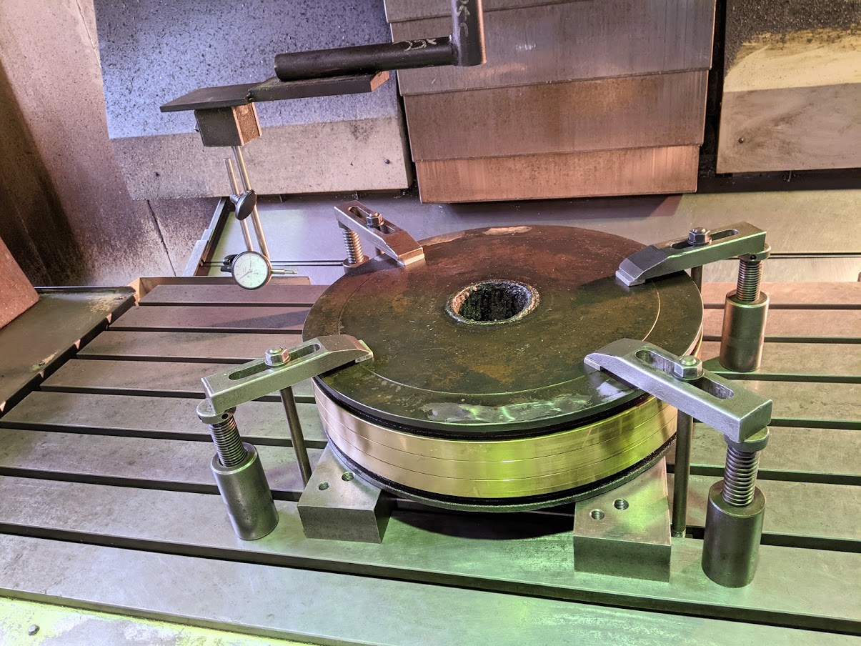 外周に砲金を巻いた大型のピストンをマシニングに段取り。