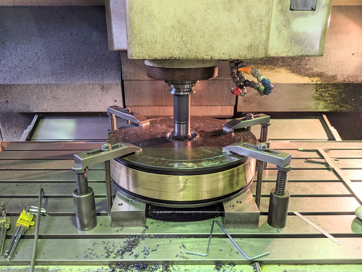 大型ピストンの内径をマシニングで仕上げ加工。