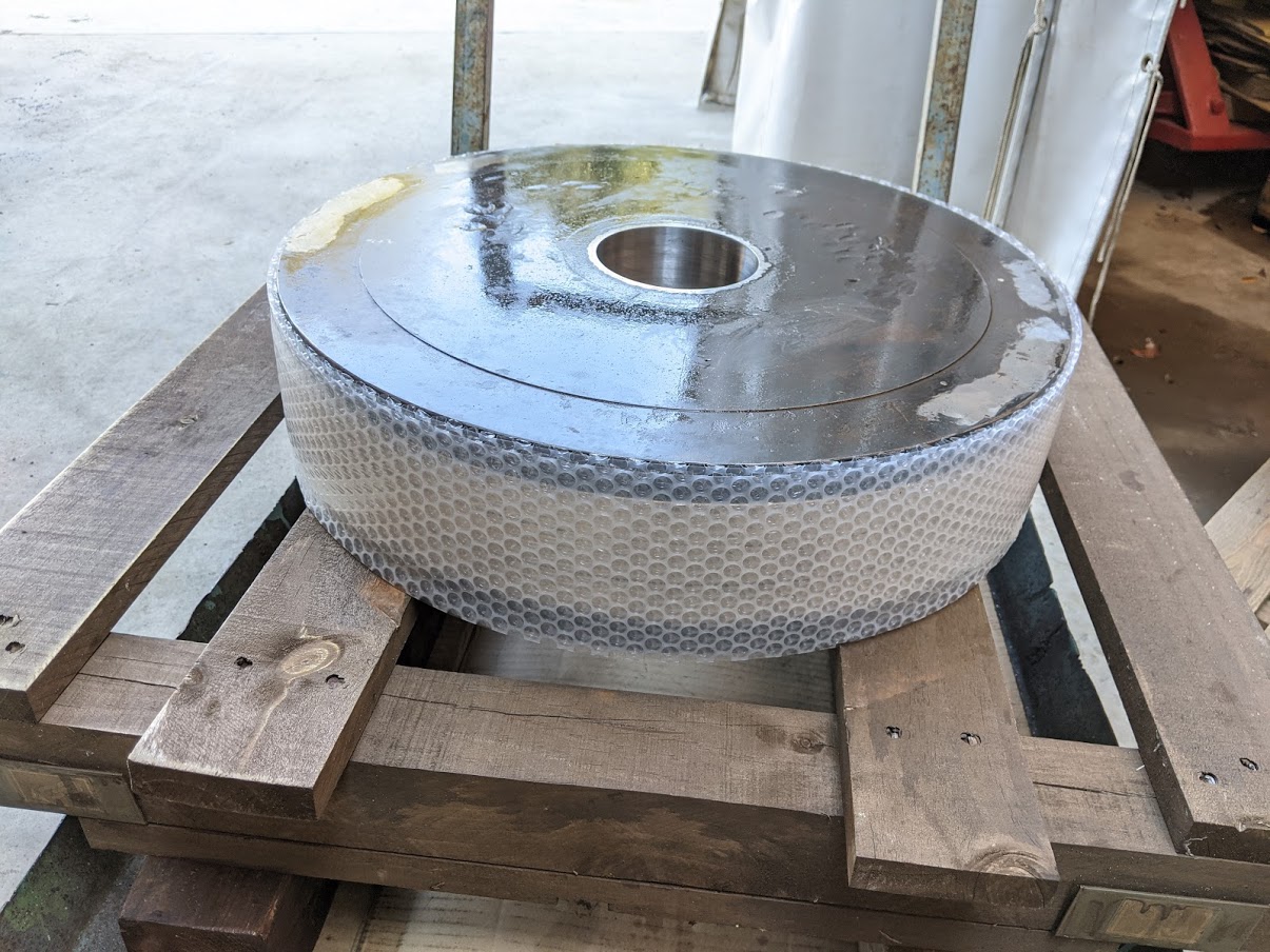 無事に完成した大型ピストンの内径肉盛り修正加工。