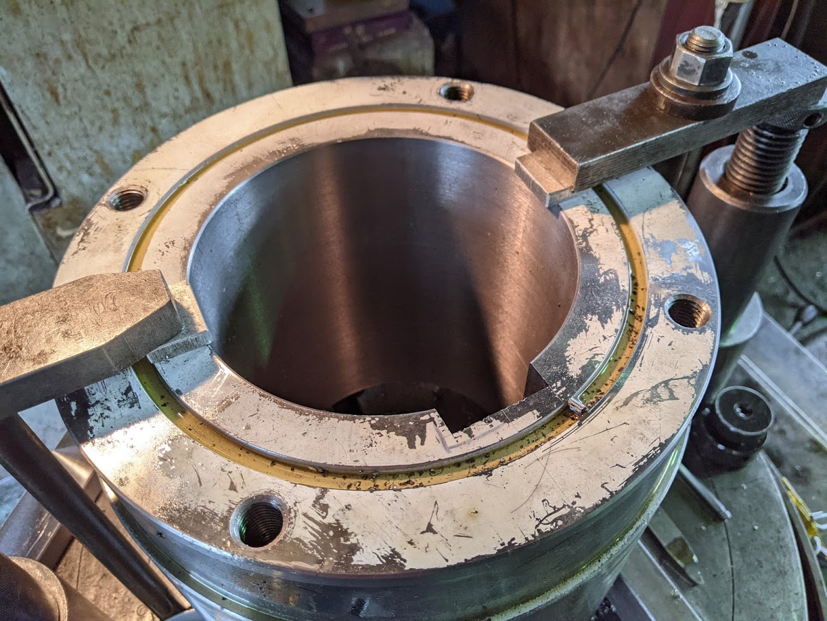 ケガキ線ドンピシャを狙い、且つ、シリンダーゲージ等で溝幅を寸法公差内に収めます!