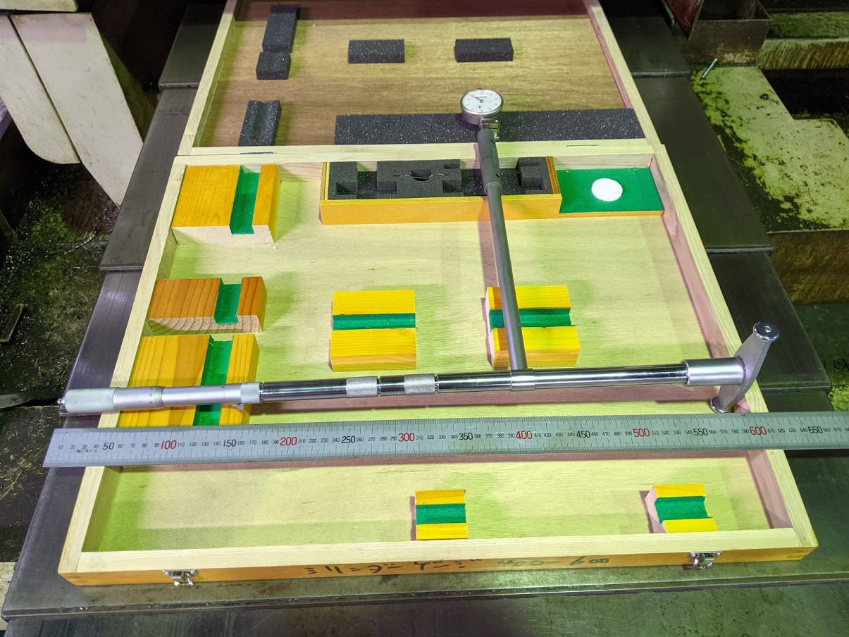 Φ600mmのシリンダーゲージを使って寸法を測定。