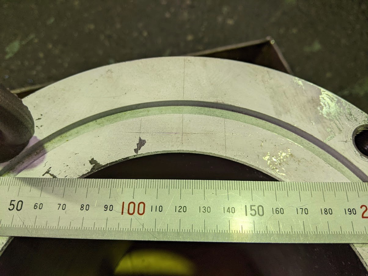 ボスの内径にキー溝加工を入れる為、先にケガキ線を入れます。