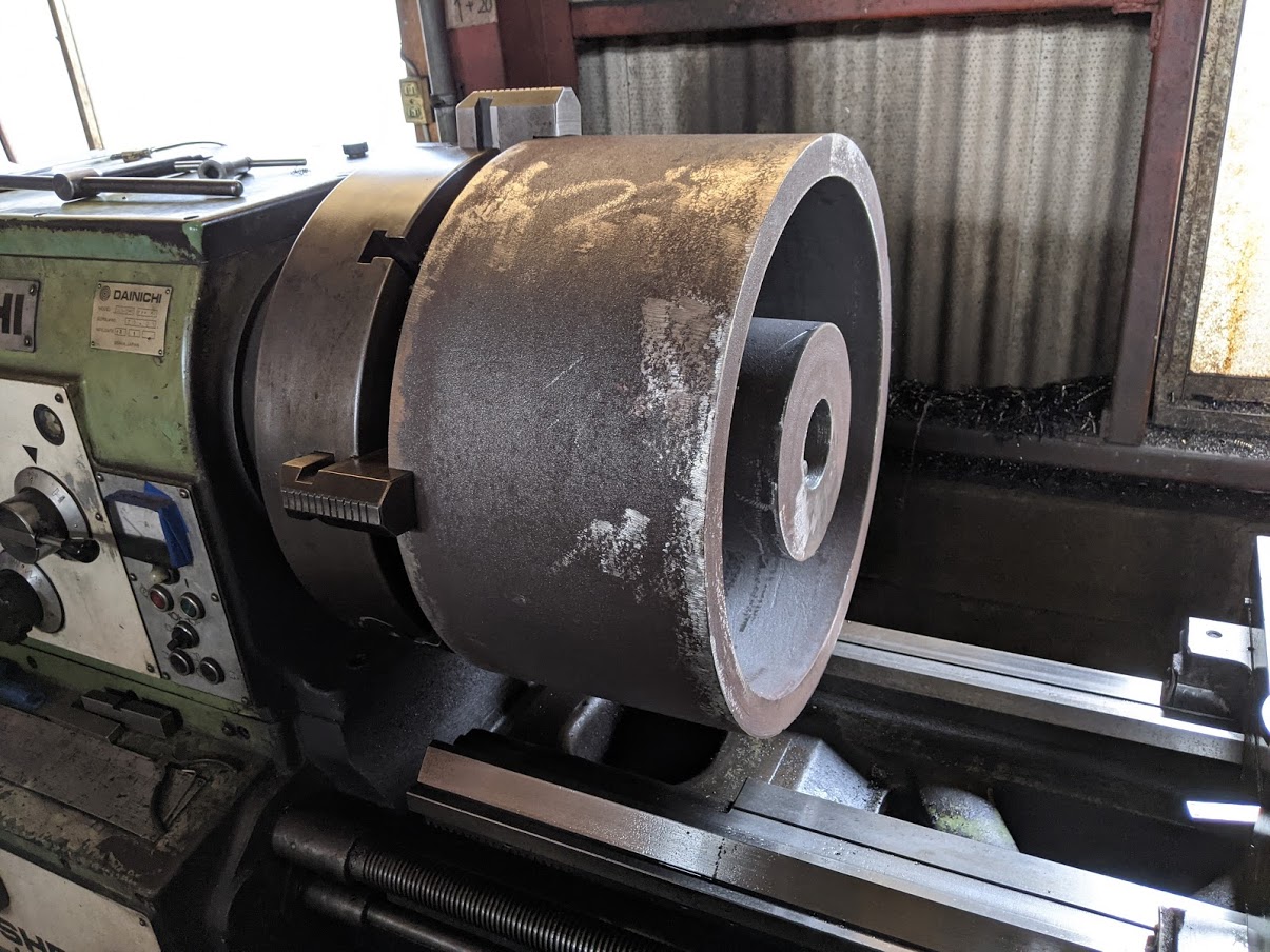 木型を基に鋳込まれたブレーキドラム。材質はダクタイル鋳鉄(FCD、球状黒鉛鋳鉄)。