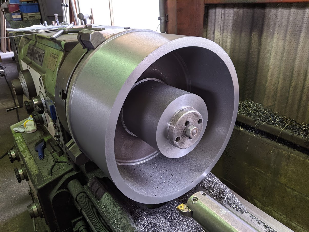 職人さんがブレーキドラムを慎重に段取りして一生懸命加工。日々の真剣さが着実に職人としての成長に繋がっています。