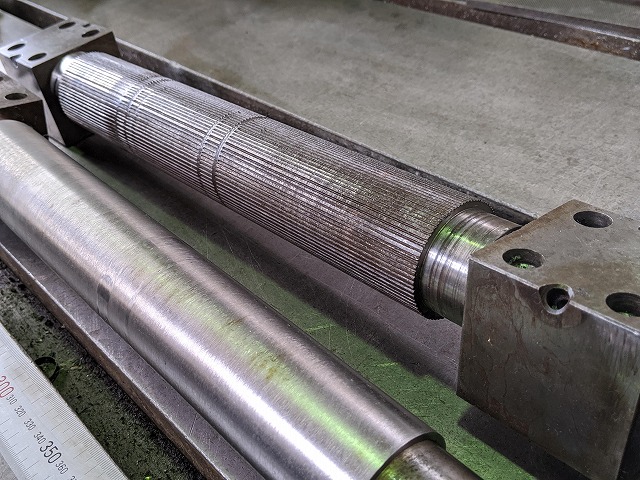 両サイドに軸受を持つ軸をスケッチして外観を確認。