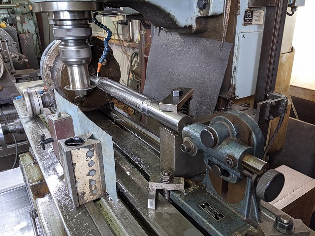 汎用フライスに所せましと段取りされたインデックスと軸端受センター。