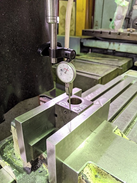 四角の軸受をフライスにセットしてダイヤルゲージで丁寧に通り出し。