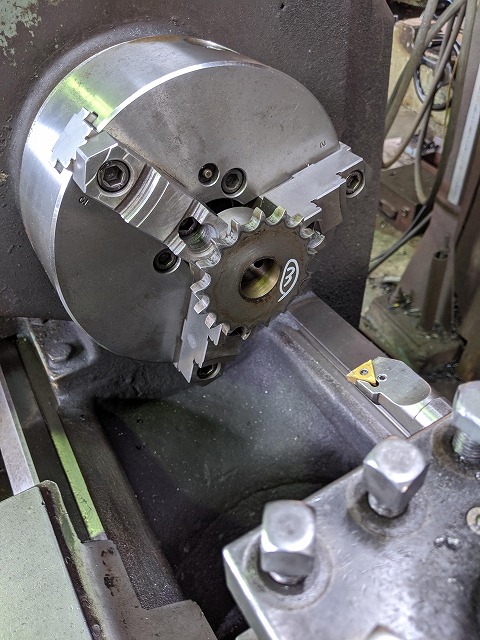 スプロケットの内径は仕上げた軸径に合わせて修正加工。