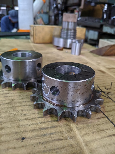 回り止め用に軸と共あけでスプロケットと軸にリーマ穴加工実施。