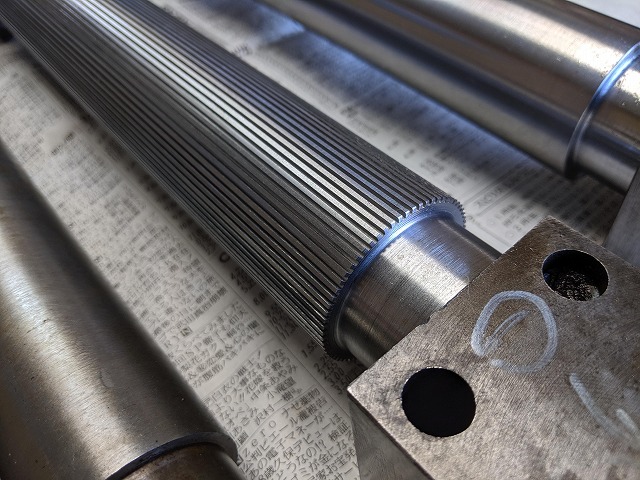 軸の外周にサイドカッターで加工した溝がキレイに入っています。