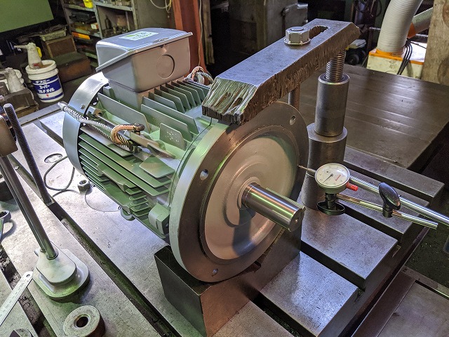 ボーリングに三角台等でモーターを固定。