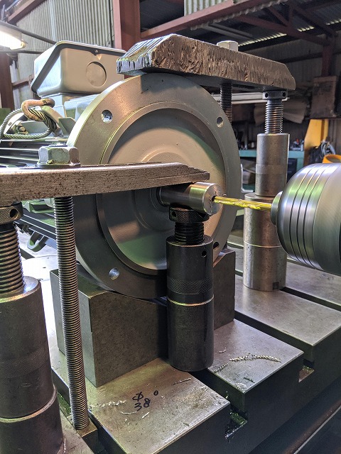 ボーリングにフランジ形モーターをセットして軸端にタップ立て。