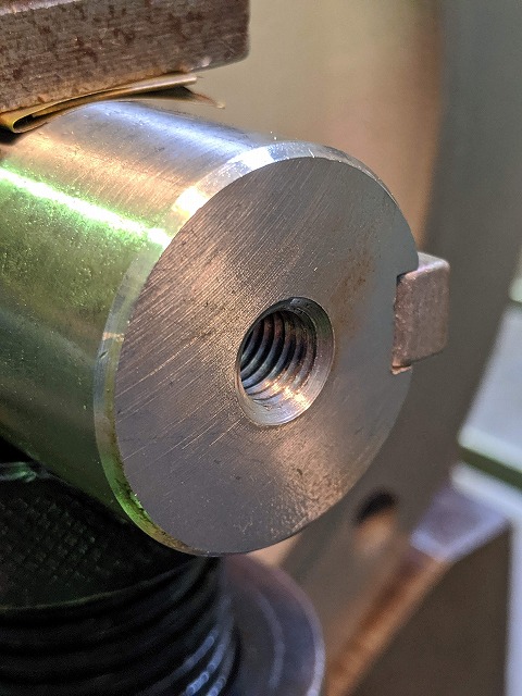 モーターの軸端にボーリングでタップ立て加工完了。