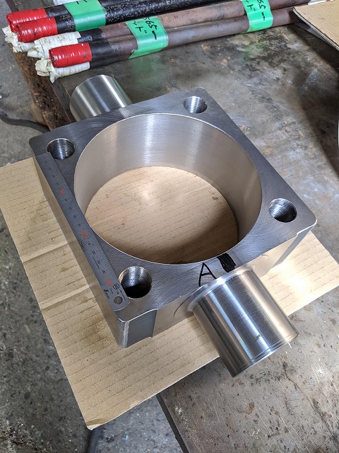 全加工が完了した新品のトラニオン。