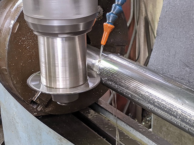 幅1mmのサイドカッターで軸の外周に溝加工。