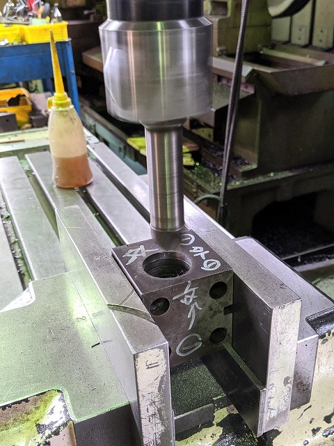 四角の軸受の穴径をフライス盤で修正加工。