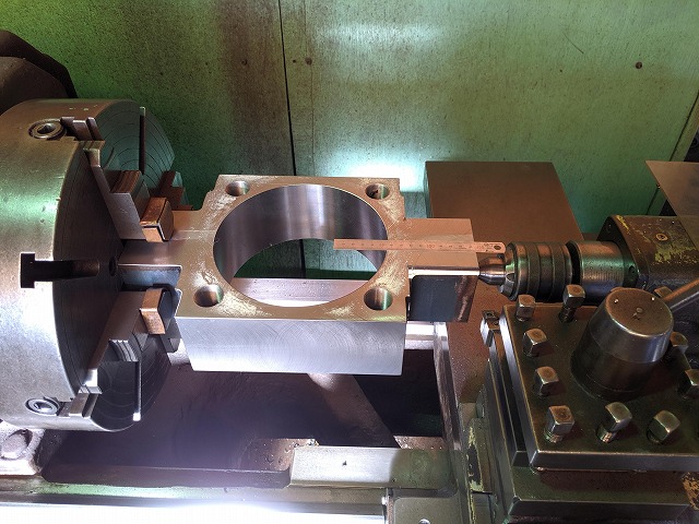 汎用旋盤でトラニオンを加工。