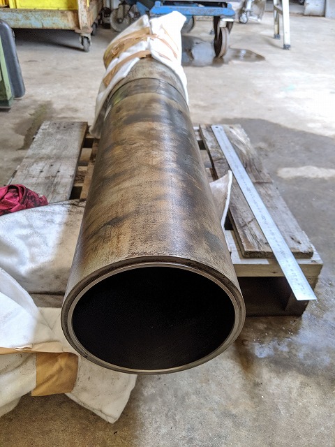 現物のシリンダーチューブに合わせてトラニオンを加工。