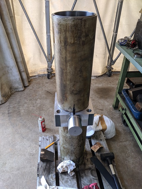 トラニオンとシリンダーチューブを組み込み。クリアランスはバッチリです!