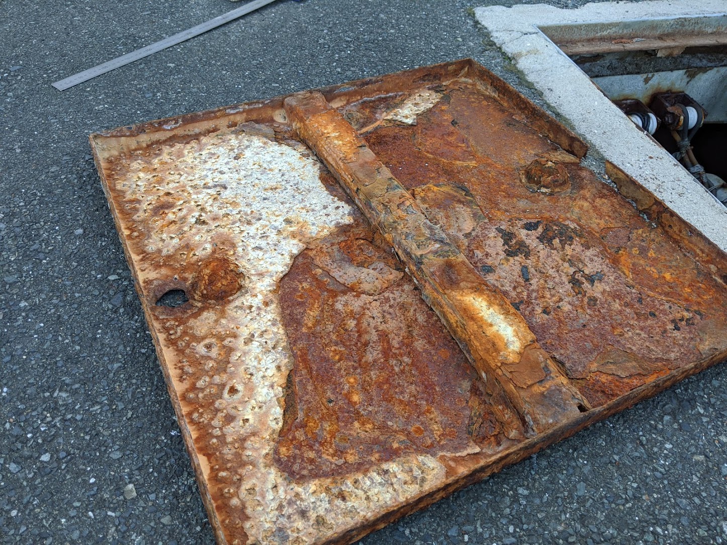 排水タンクに設置されたフタが発生ガスでボロボロに腐食