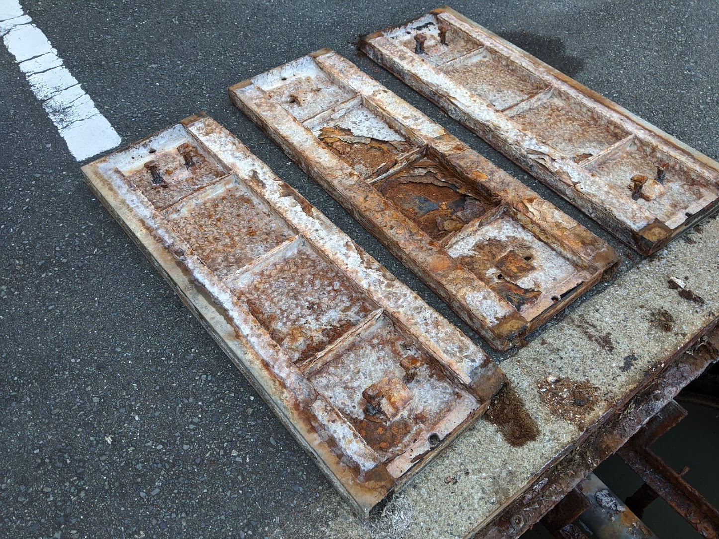 排水の発生ガスでボロボロに腐食したフタ。