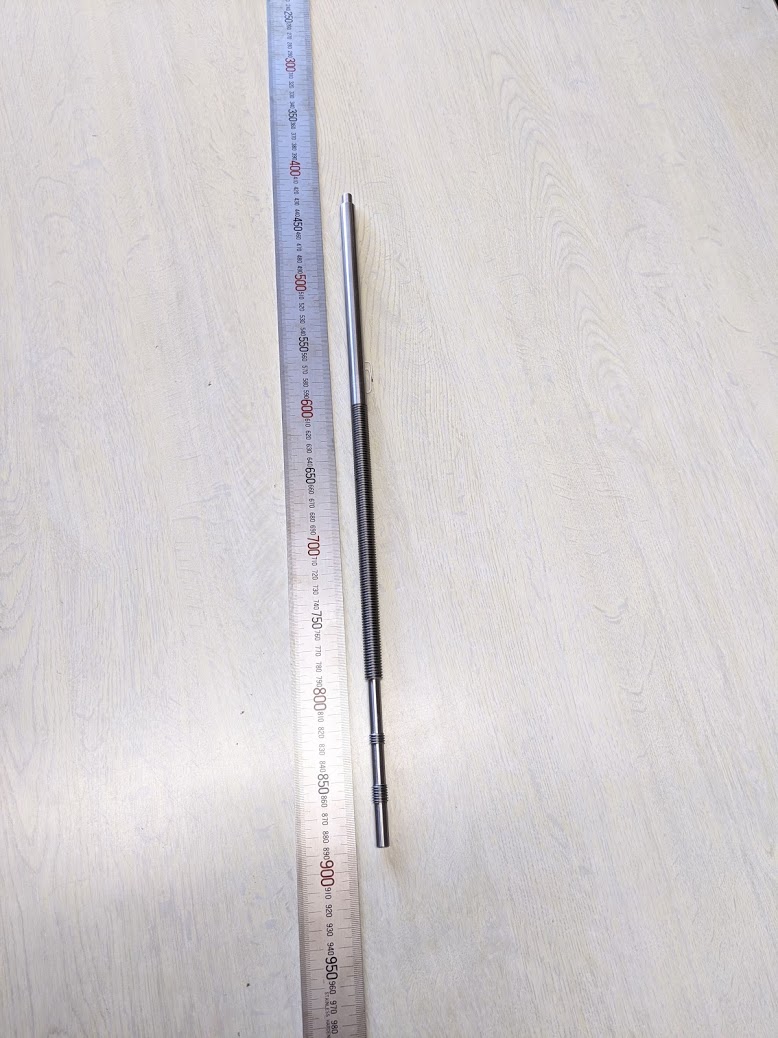 細長いネジを旋盤加工。移動振れ止めを使っての加工で、高い技術が必要になります。