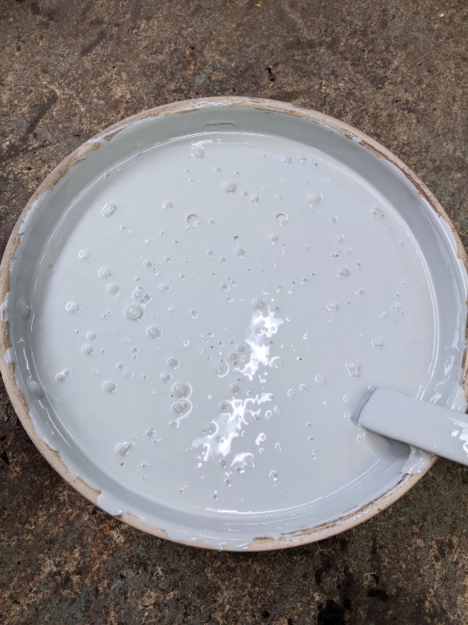 アイガスTFの主剤と硬化剤を適正混合比で混ぜた状態。硬さは固まりかけの片栗粉のような感じ。