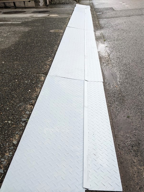 修復を終えた駐車場のスロープを現場に設置。