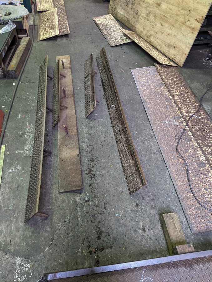 スロープを構成していた部品を一式全部持ち帰って溶接・塗装補修します。