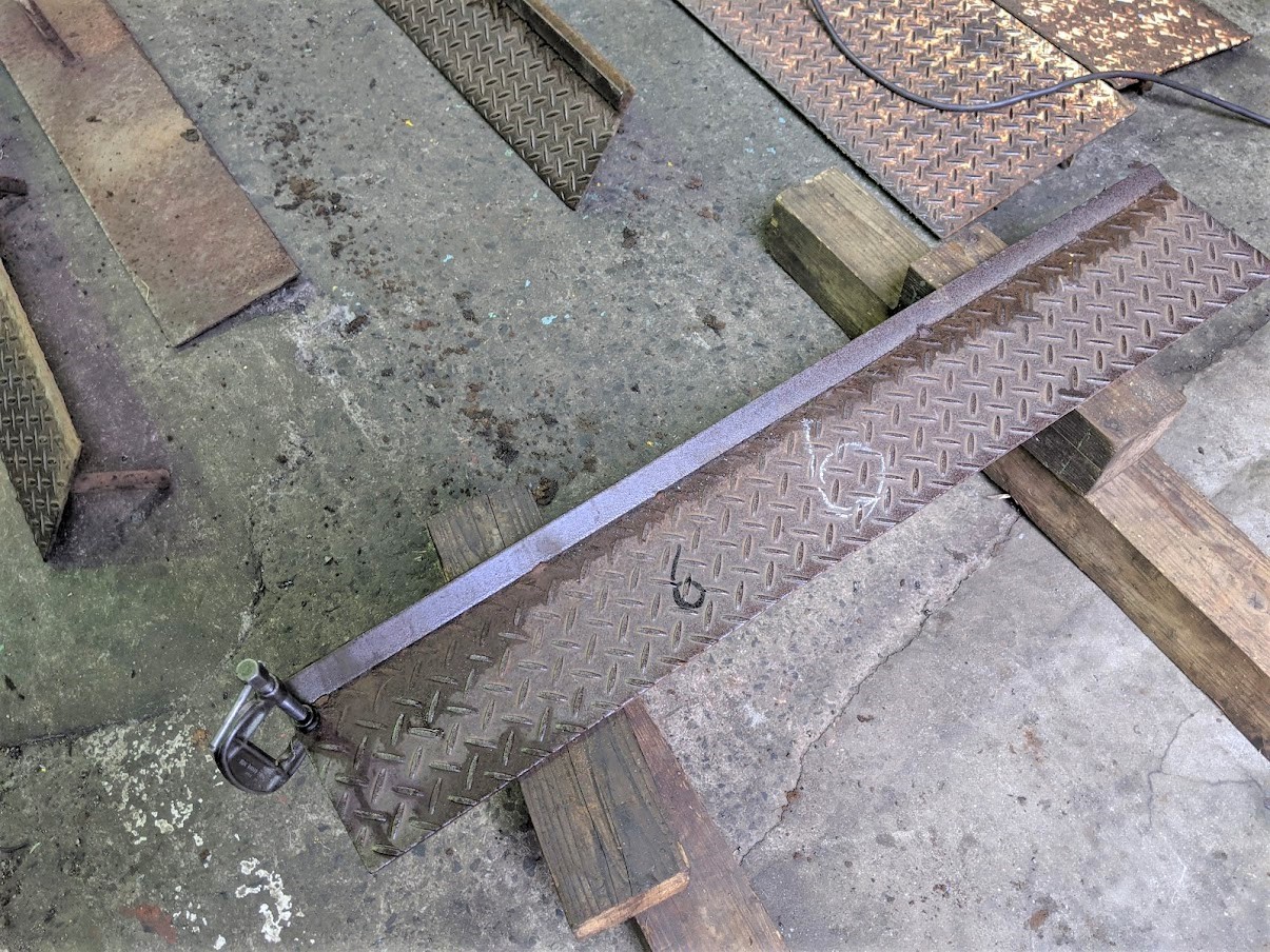 活かせる部品はそのまま溶接補強します。