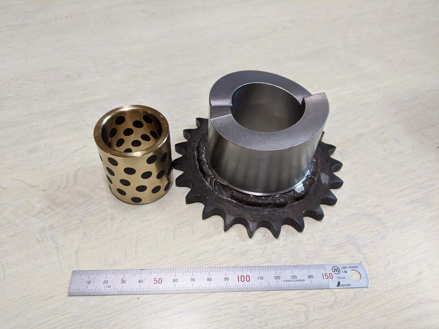 スプロケットの内径にオイレスブッシュを打ち込み。