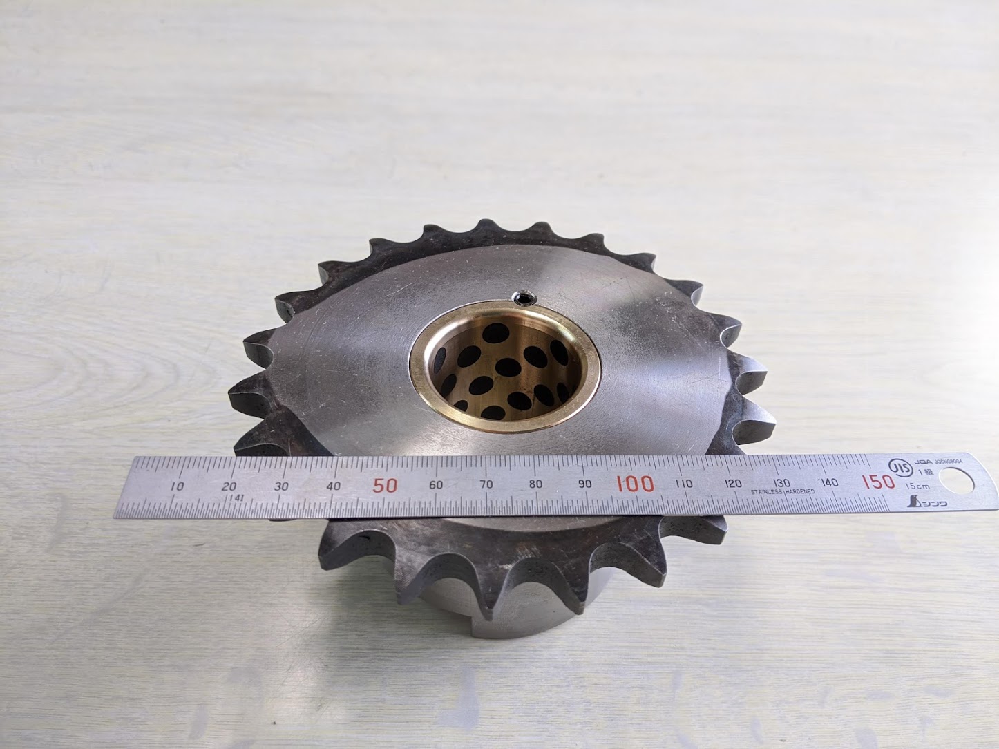 スプロケットにオイレスを打ち込み、更にセット穴加工完了。