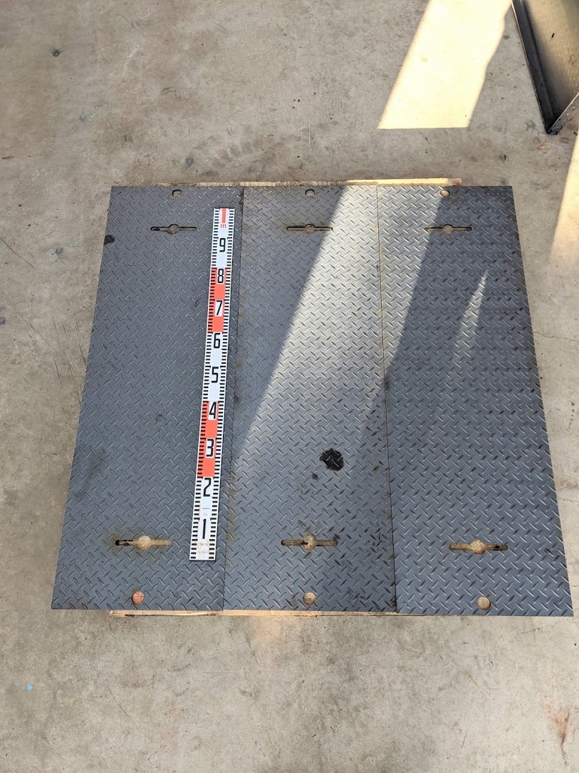 車が地下排水タンクのフタの上を通る為、強度保持が大前提となります。