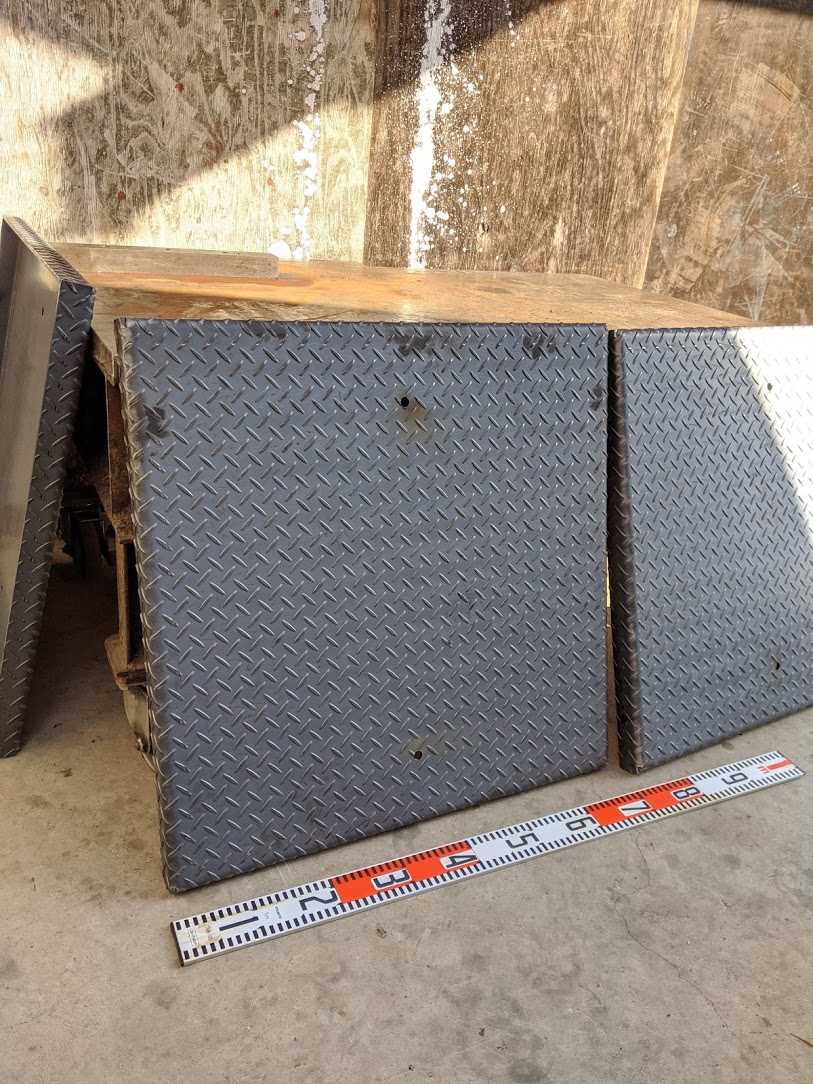 縞鋼板を使って駐車場に設置する地下排水タンク用のフタを製作。