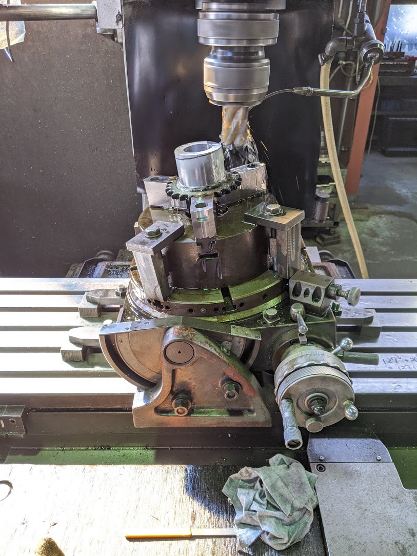 汎用フライスに傾斜インデックスを乗せてクラッチを加工。