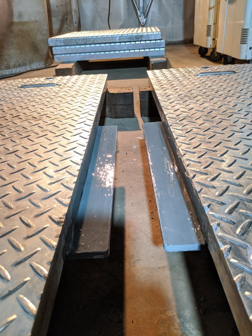 追加で付けた補強プレートにローバルの常温亜鉛めっきを塗布。