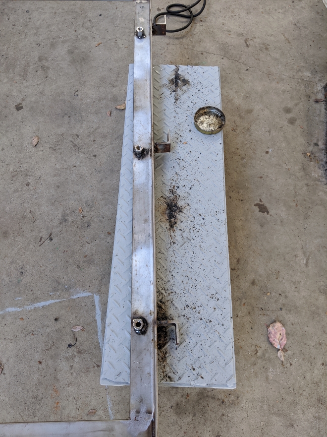 ステンレスの枠に取り付けられたアングル達。