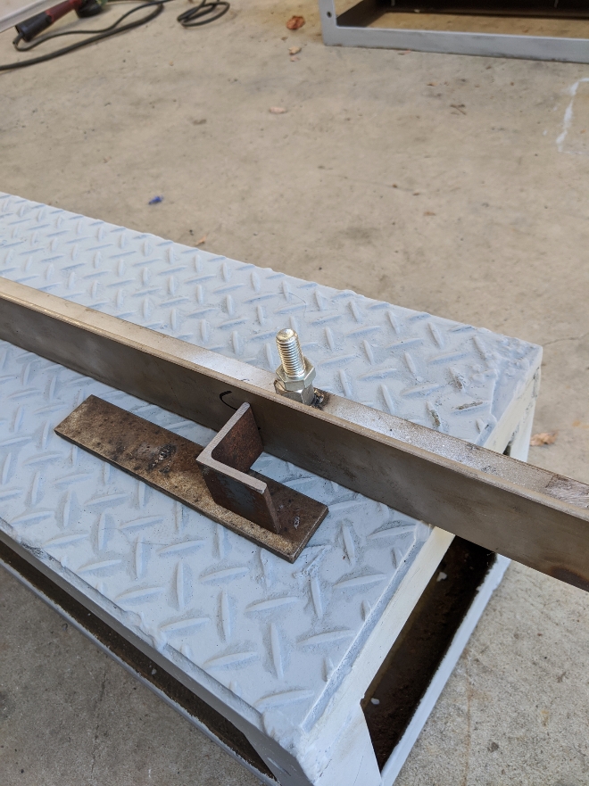 大至急でステンレスの枠にアングルを溶接。