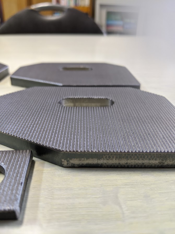 オールド汎用工作機械のシェーパーを駆使して均等に小さな溝加工を実施。