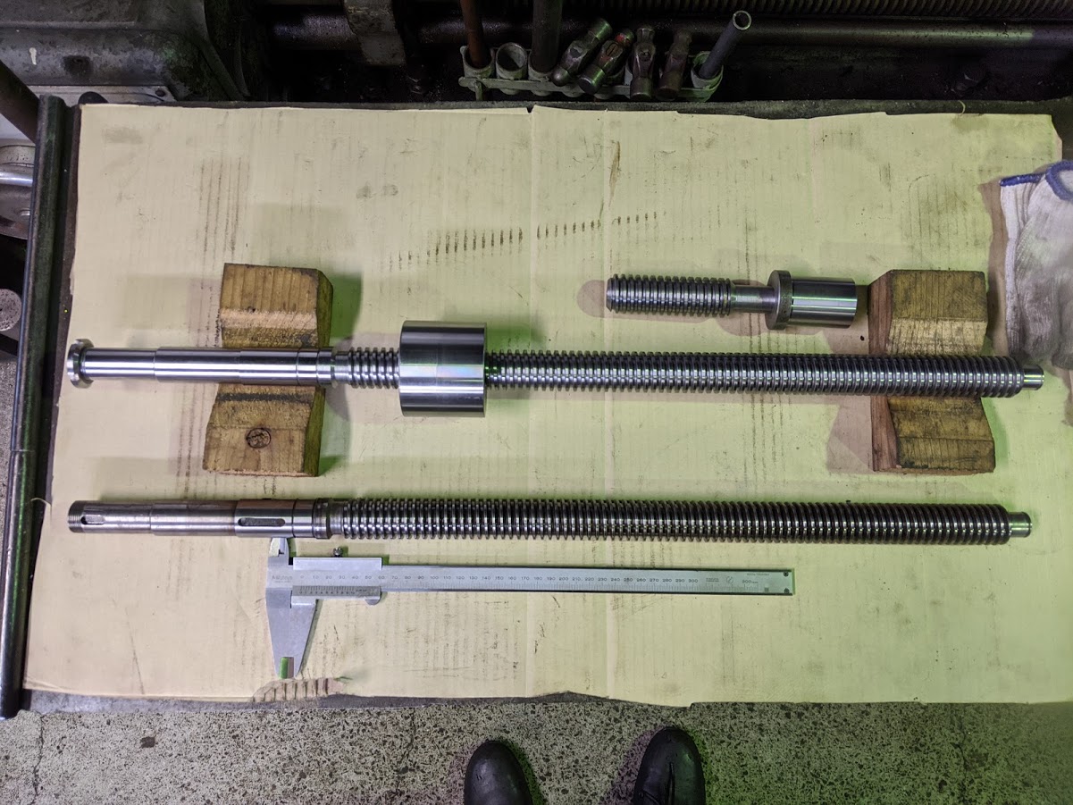 山崎技研製の汎用フライス、YZ-8CのY方向の送りネジを新規製作。