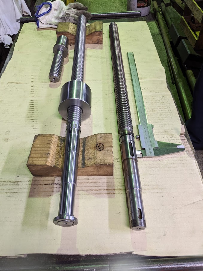 山崎技研製の汎用フライス、YZ-8CのY方向の送りネジを旋盤とフライス盤で新規製作。