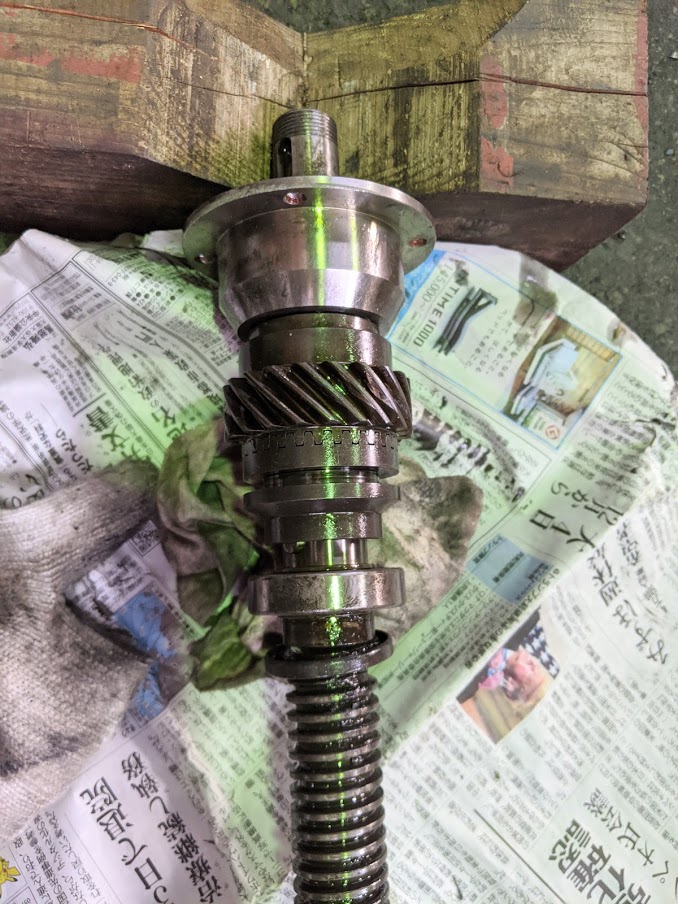 YZ-8CのY方向送りネジ一式を取り外し。