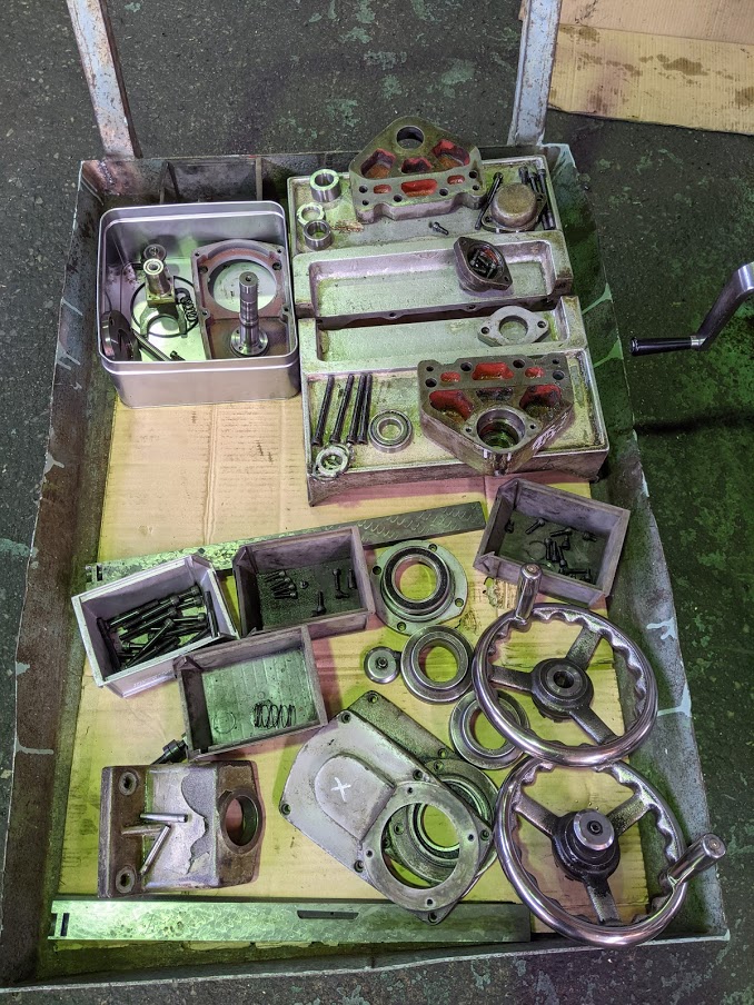 YZ-8Cの各部品が混在しないようにそれぞれのパーツ毎に仕分けておきます。