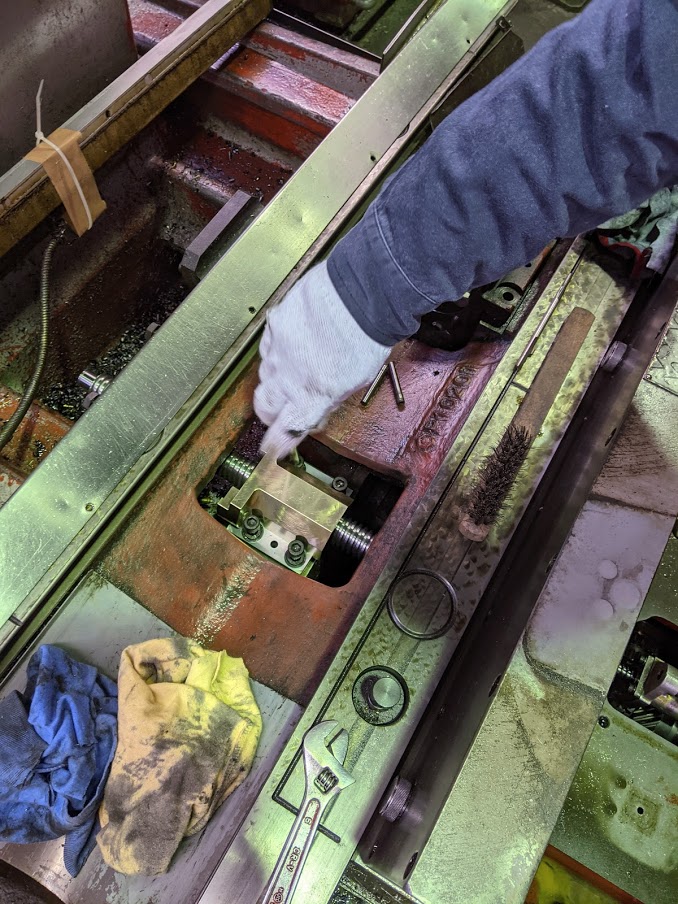 YZ-8CのY方向のナットを丁度良い勘合位置を見つける作業を行っているところ。