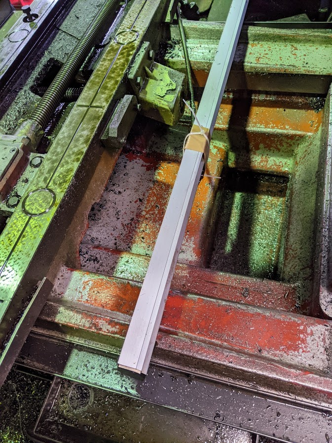 Xの位置をデジタルで感知する為のデジタルスケール。高価なので慎重に取り外し。