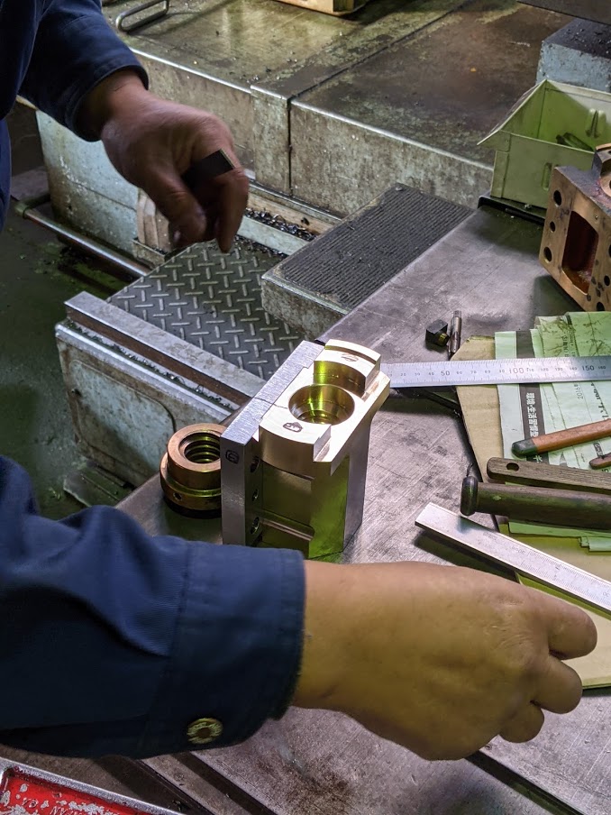 YZ-8CのY方向の送りネジのナットを現物と見比べながら位置を確認。